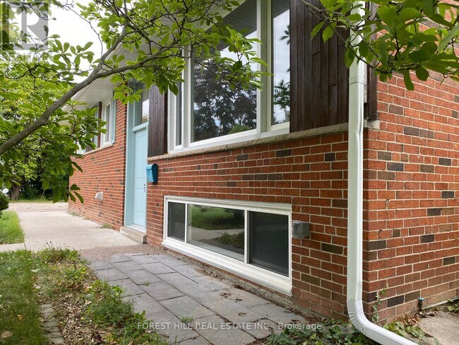 1665 Kipling Ave in Toronto, ON - Building Photo - Building Photo
