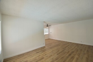 11255 Camarillo St, Unit 107 in Los Angeles, CA - Building Photo - Building Photo