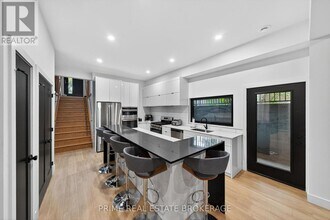 417 Base Line Rd E in London, ON - Building Photo - Building Photo