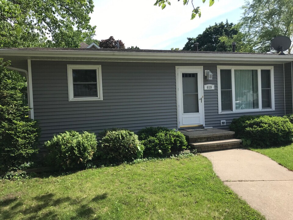 619 Sterling Ave in Oshkosh, WI - Building Photo