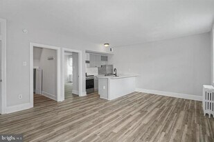 819 S 2nd St in Philadelphia, PA - Building Photo