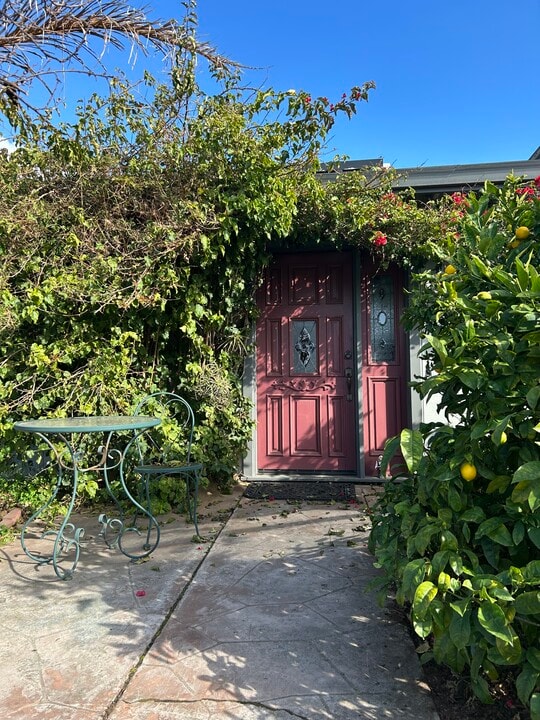 1060 Waring St, Unit Studio in Seaside, CA - Building Photo