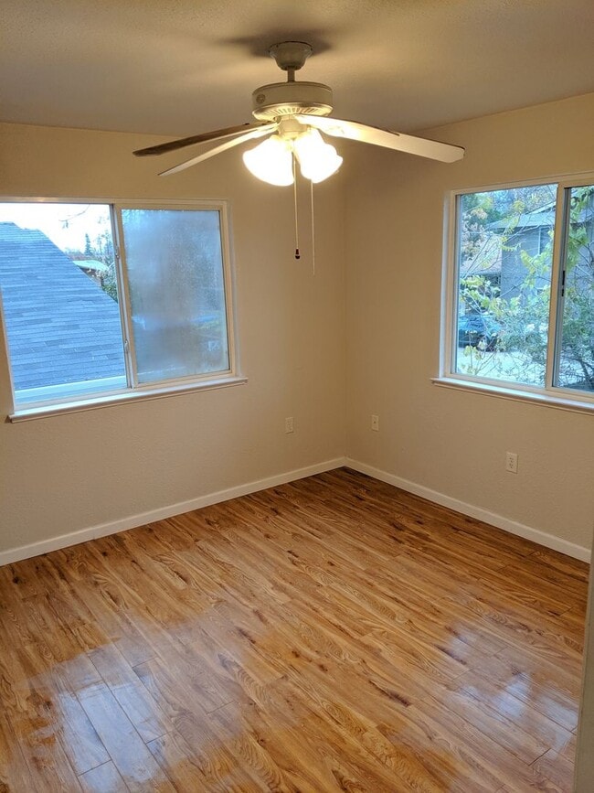 701 Oakland Ave in Roseville, CA - Building Photo - Building Photo
