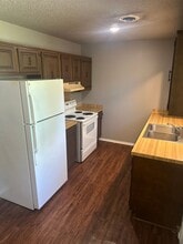 1427 W Rolling Oaks Dr in Rogers, AR - Building Photo - Building Photo