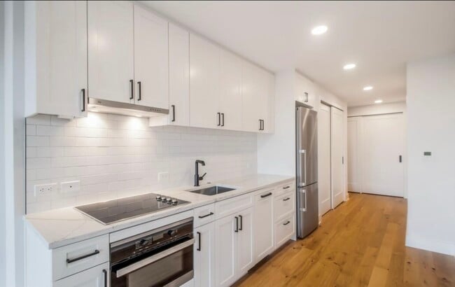 1211 Van St SE, Unit 405 in Washington, DC - Foto de edificio - Building Photo