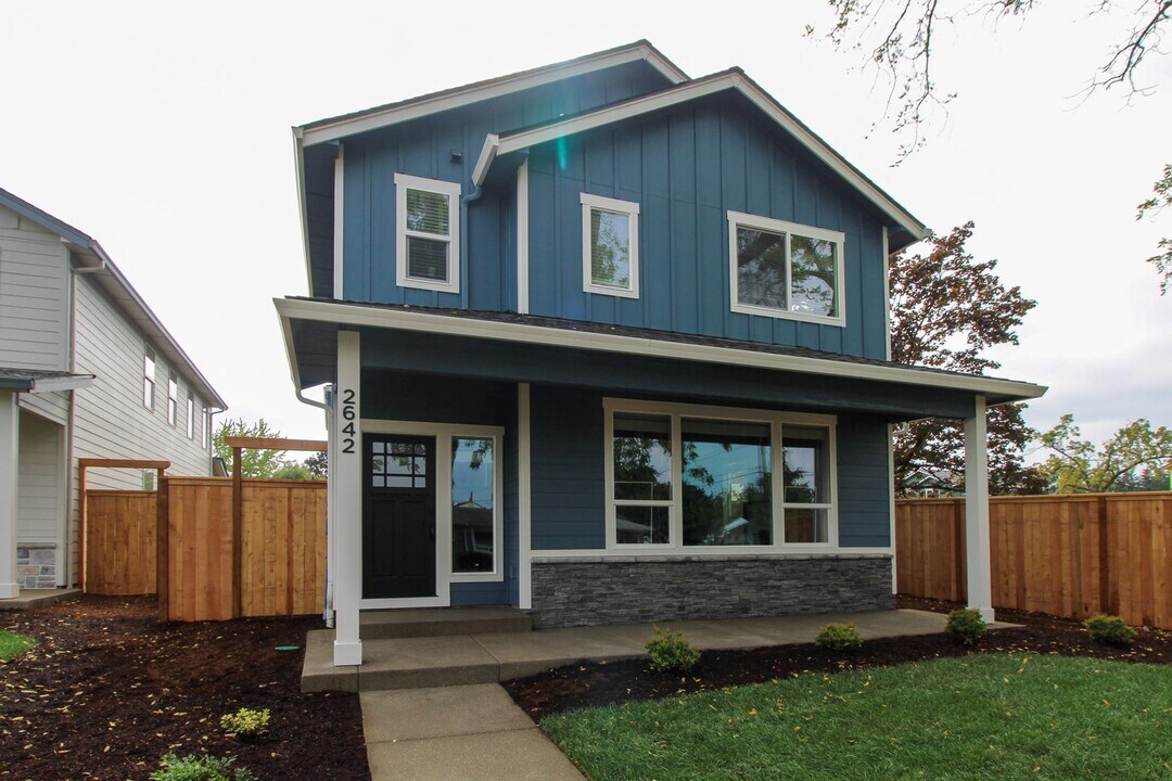 2642 D St NE in Salem, OR - Building Photo