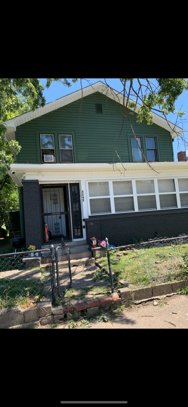 property at 3245 N Kenwood Ave