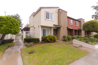 Jefferson Townhomes in Los Angeles, CA - Building Photo - Building Photo