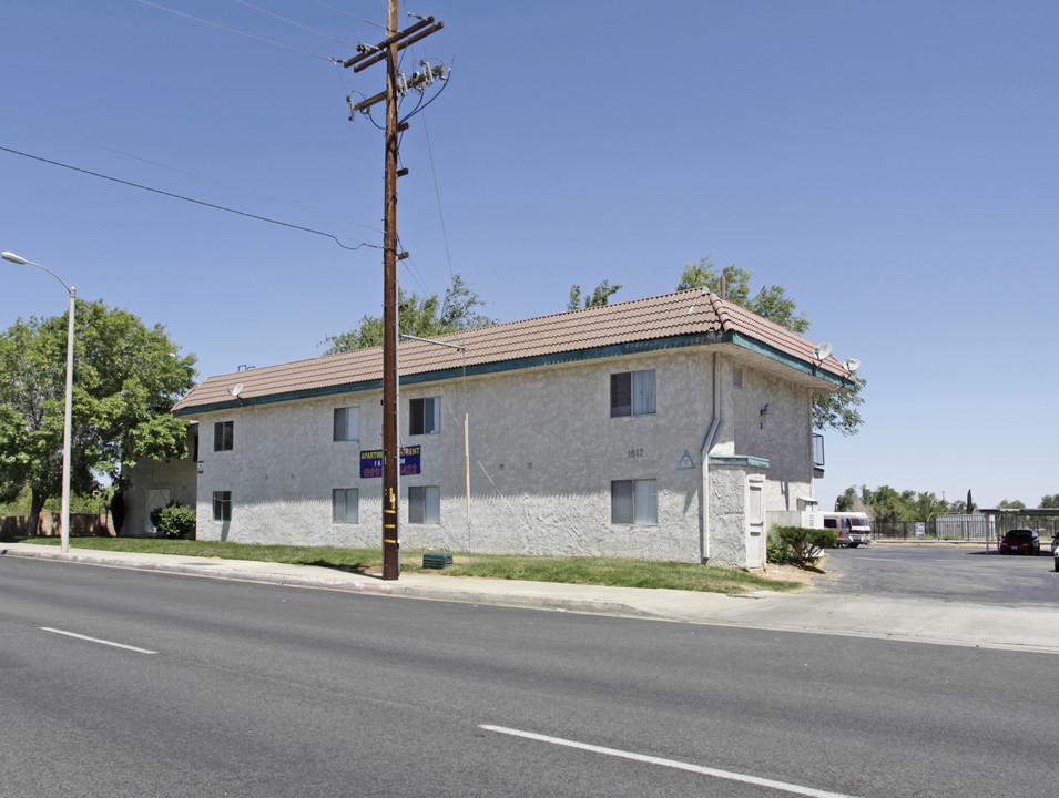 Palmdale Meadows Apartments in Palmdale, CA - Foto de edificio