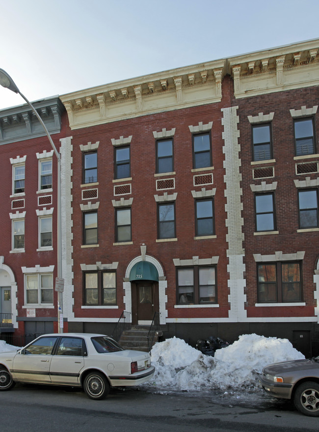 715-717 Ocean Ave in Jersey City, NJ - Foto de edificio - Building Photo