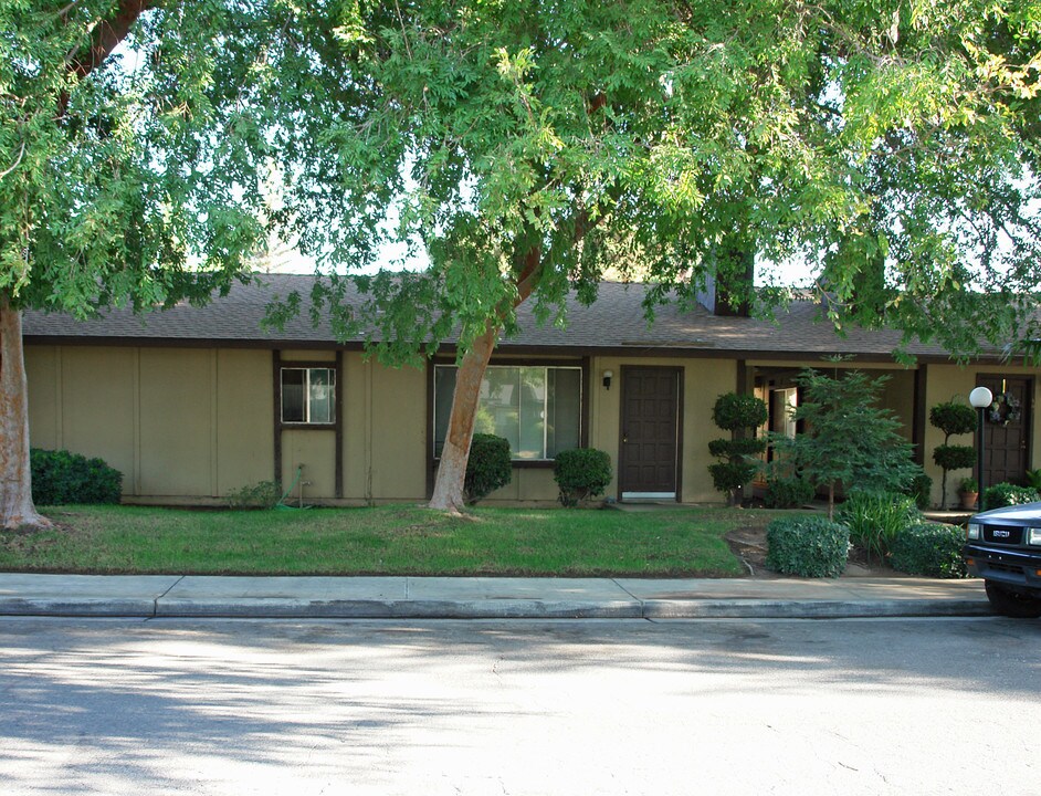 65 W 10th St in Clovis, CA - Building Photo