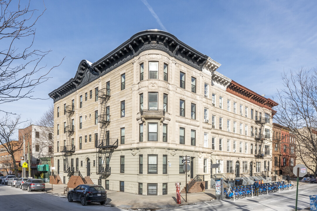 925 Marcy Ave in Brooklyn, NY - Building Photo