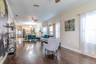 825 W Twelfth St in Dallas, TX - Foto de edificio - Building Photo