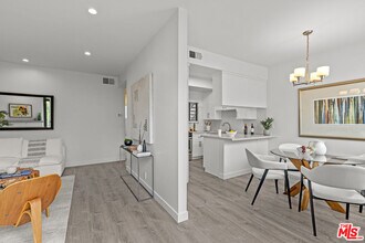 8110 Manitoba St in Los Angeles, CA - Building Photo - Building Photo