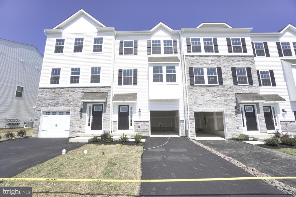 148 Bell Ct in Sellersville, PA - Building Photo