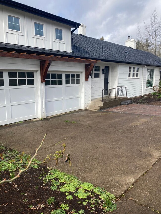 1910 Monroe St in Eugene, OR - Building Photo - Building Photo