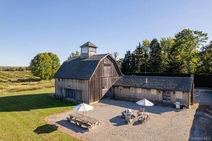 29500 Main Rd in Cutchogue, NY - Building Photo