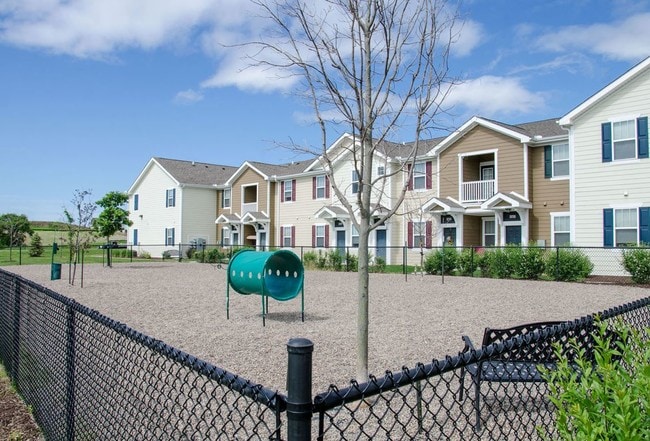 Springs at Bettendorf Apartments in Bettendorf, IA - Foto de edificio - Building Photo