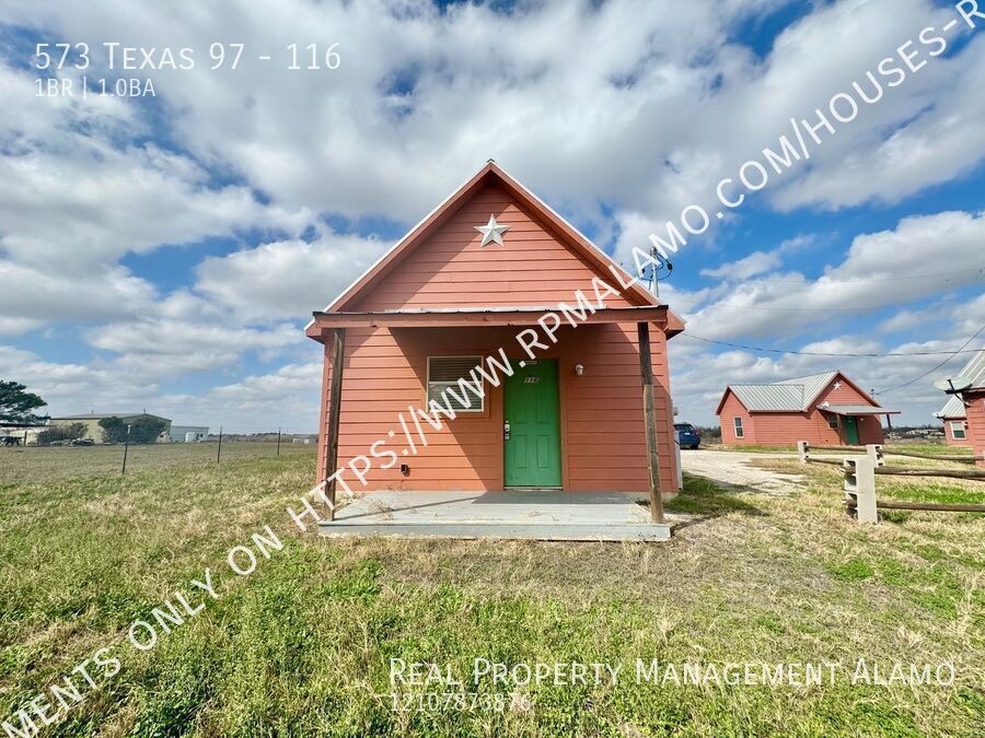 573 TX-97 in Floresville, TX - Foto de edificio