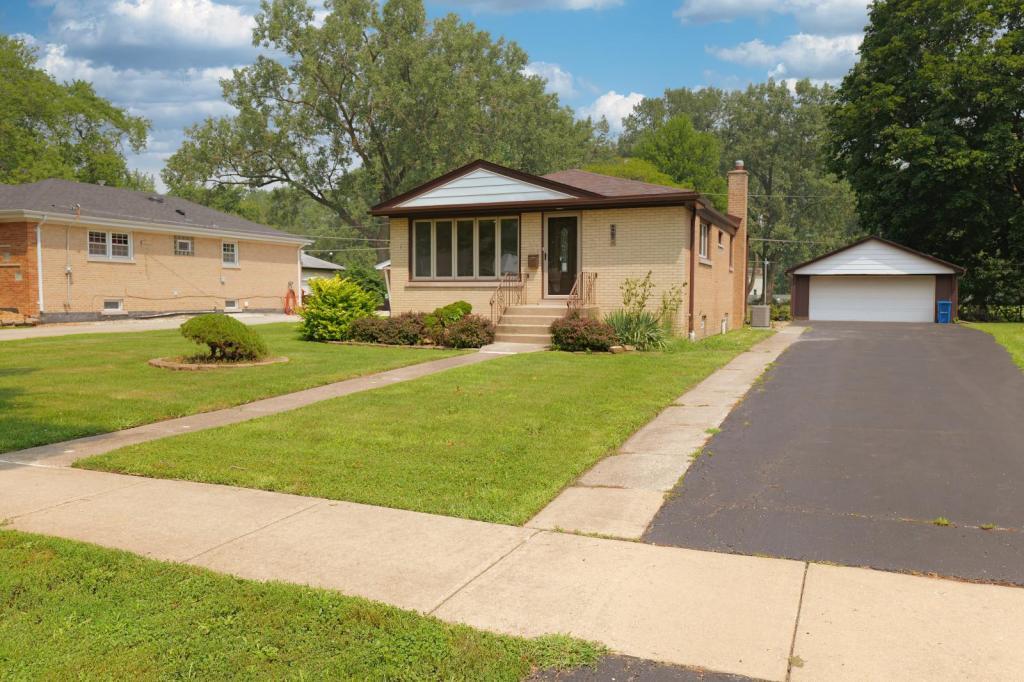 8415 Laramie Ave in Burbank, IL - Building Photo