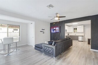 6039 SW 38th St in Miramar, FL - Building Photo - Building Photo