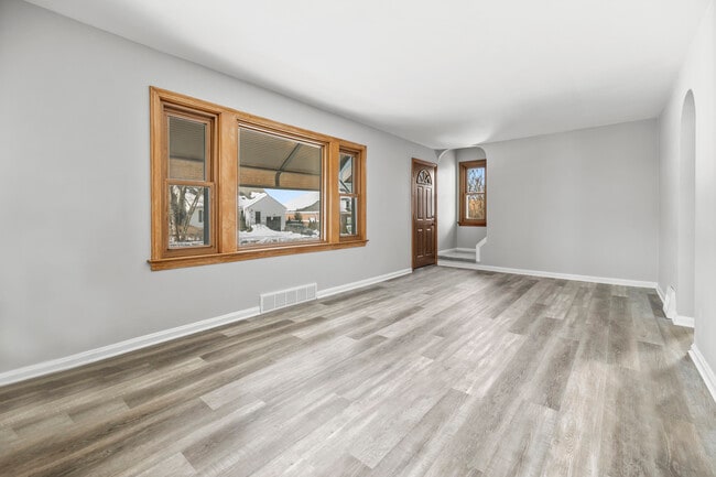 1515 Longwood Dr in Mayfield Heights, OH - Foto de edificio - Building Photo