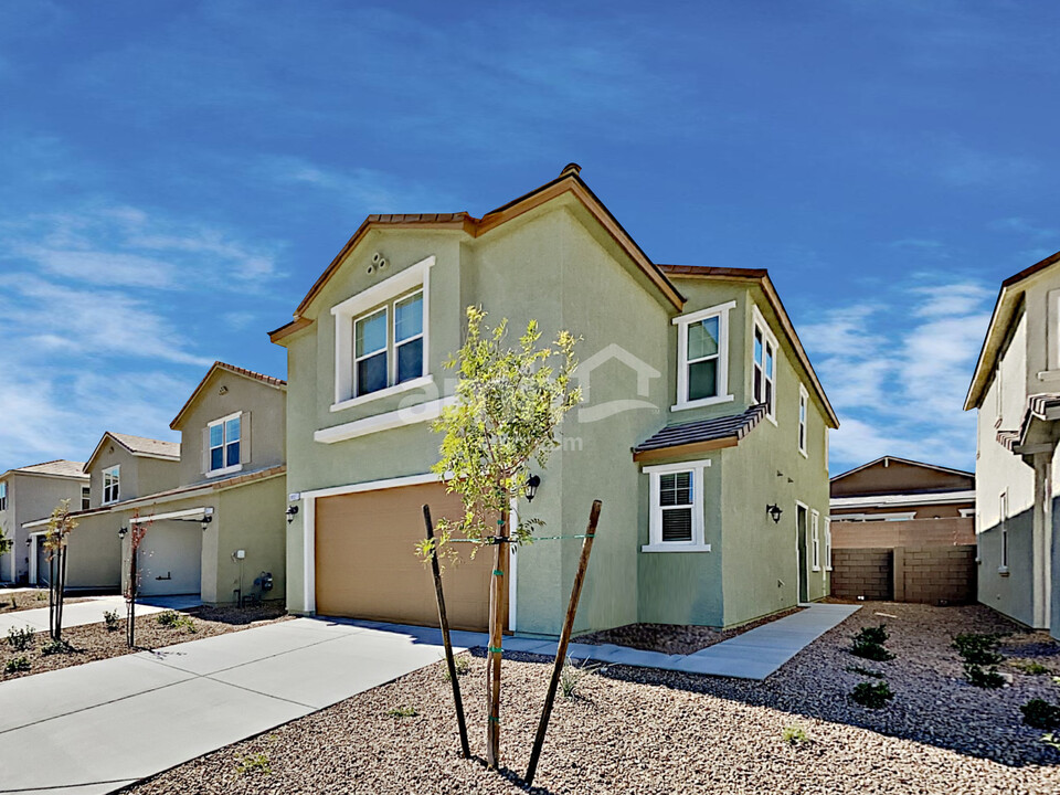 8121 Inhibition Ct in Las Vegas, NV - Building Photo