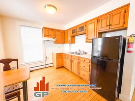 24 Steeple Pl, Unit 5 in St Johnsbury, VT - Building Photo