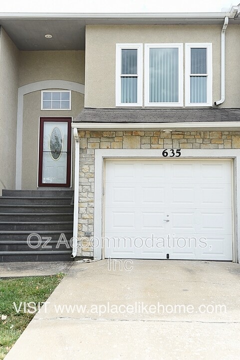 635 S Woodson Ln in Gardner, KS - Building Photo