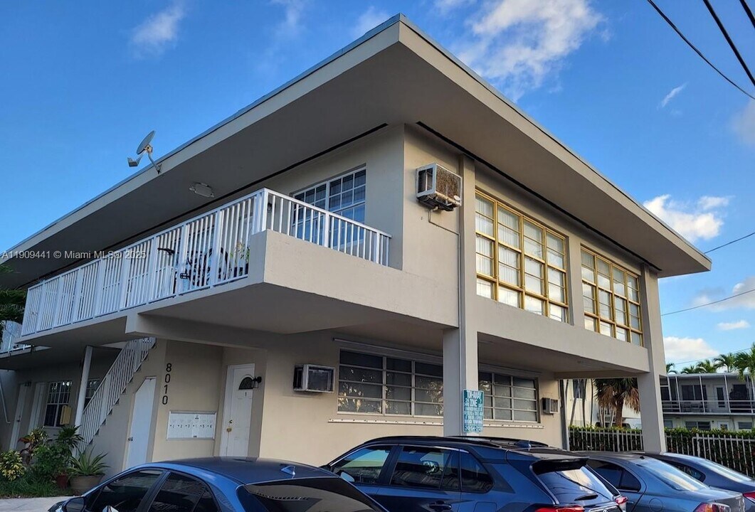 8010 Tatum Waterway Dr in Miami Beach, FL - Building Photo