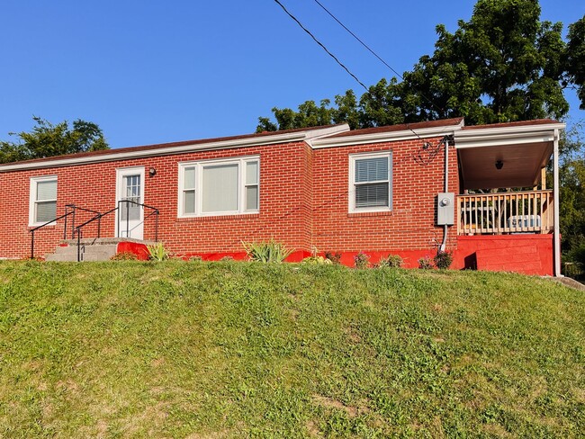 property at 1105 N Main St