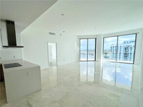 17301 Biscayne Blvd, Unit LPH5 in North Miami Beach, FL - Building Photo - Building Photo