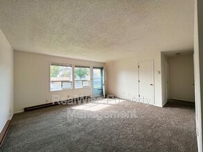 713 NW Birch Ave in Redmond, OR - Foto de edificio - Building Photo