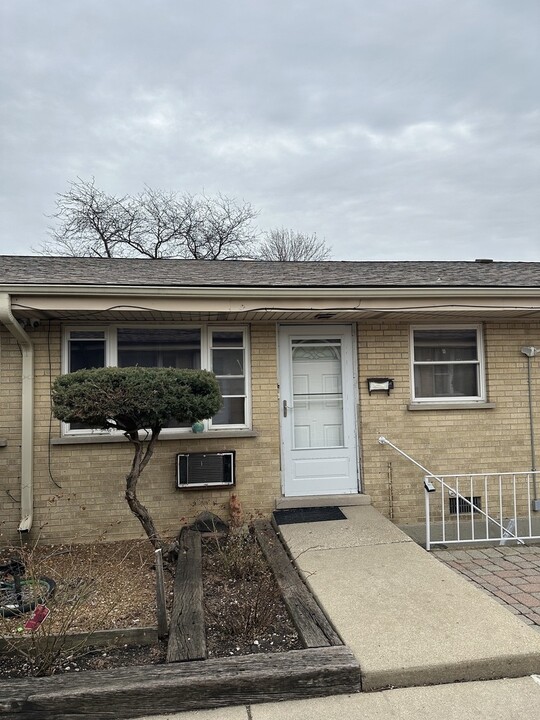215 W Grand Ave in Northlake, IL - Building Photo