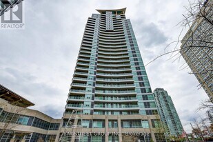 33 Elm Dr W in Mississauga, ON - Building Photo