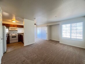 2101 Blue Breeze Dr in Las Vegas, NV - Building Photo - Building Photo