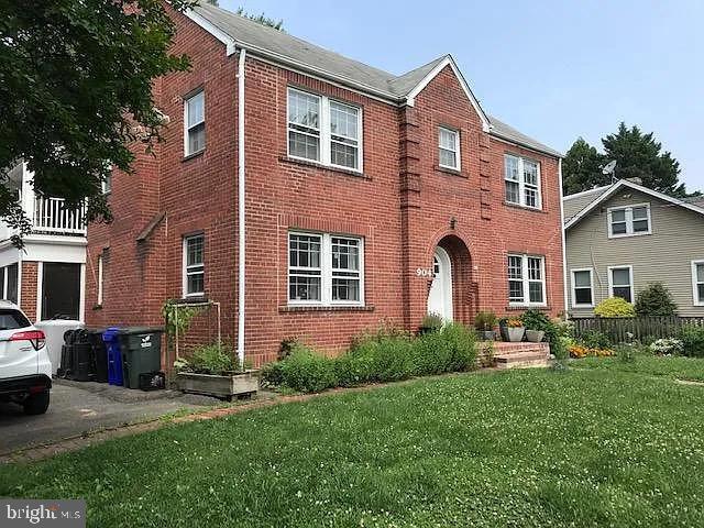 property at 904 N Ivy St