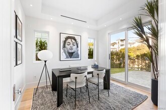7216 Fay Ave in San Diego, CA - Foto de edificio - Building Photo