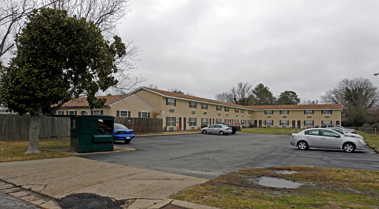 11 Hedge Ln in Portsmouth, VA - Building Photo