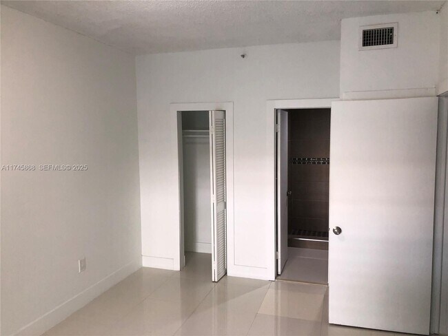 27XX Collins Ave in Miami Beach, FL - Building Photo - Building Photo