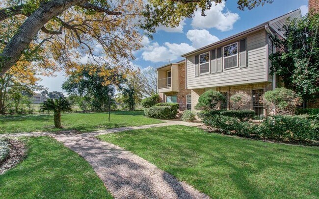 9495 Fondren Rd in Houston, TX - Building Photo - Building Photo