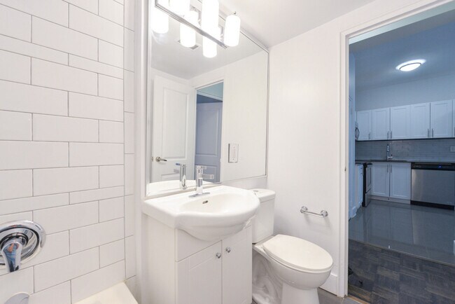 Cedarwood Suites in Toronto, ON - Building Photo - Building Photo