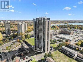 900 Dynes Rd in Ottawa, ON - Building Photo