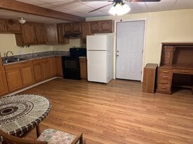 142 Townsend Ct, Unit Hollister Basement Apartm in Hollister, MO - Building Photo