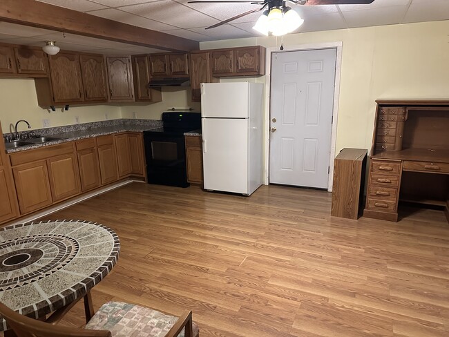 142 Townsend Ct, Unit Hollister Basement Apartm