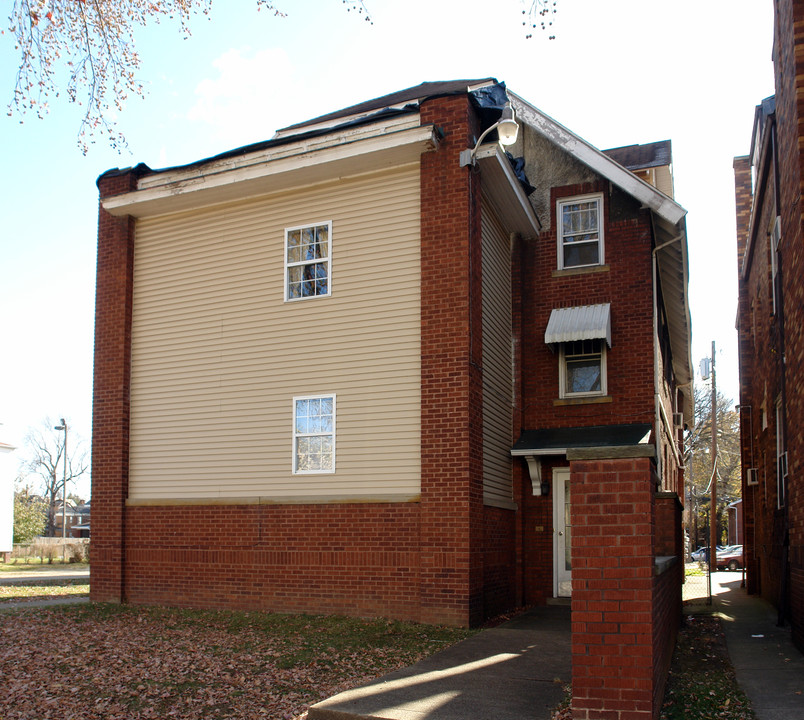 817 10th Ave in Huntington, WV - Building Photo