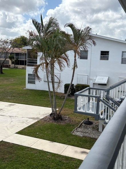 241 Sheffield J in West Palm Beach, FL - Foto de edificio - Building Photo