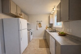 136-136 Mooregate Crescent in Kitchener, ON - Building Photo - Building Photo