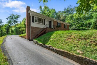 911 Nellies Cave Rd in Blacksburg, VA - Building Photo - Building Photo