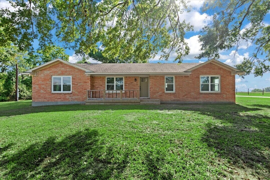 28792 Waller Gladish Rd in Waller, TX - Foto de edificio